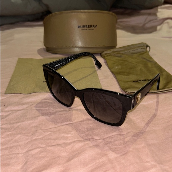 Authentic Burberry Ruth sunglasses - Picture 2 of 5